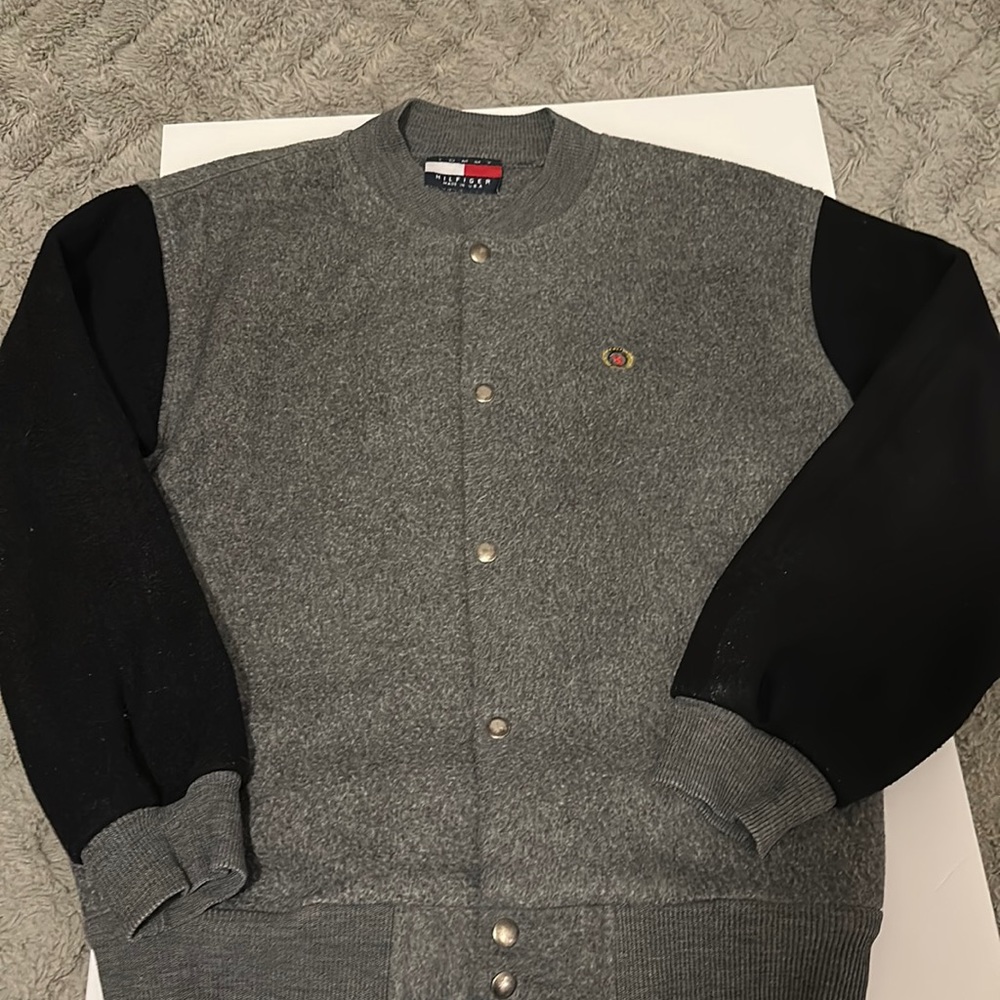 I am selling a vintage Tommy Hilfiger made in USA sweatshirt!
